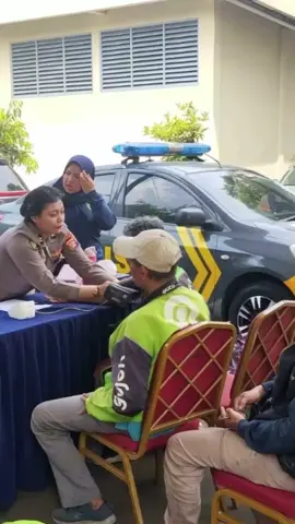 Polres Metro Jakarta Pusat Gelar Pengobatan Gratis dan Bagi Sembako untuk Driver Ojol Polres Metro Jakarta Pusat menggelar kegiatan sosial bertajuk “Berbagi dan Pengobatan Gratis Bersama Ojol” pada Senin (8/9/2025) di halaman Mako Polres Metro Jakarta Pusat. Acara ini diikuti ratusan pengemudi ojek online (Ojol) dari berbagai wilayah Jakarta. Kegiatan dimulai pukul 13.00 WIB dengan pemeriksaan kesehatan gratis oleh tim Dokkes Polres, disusul pembagian paket sembako dan helm. Para peserta juga diberikan kesempatan menyampaikan testimoni yang kemudian akan ditayangkan melalui media sosial resmi kepolisian. Kapolres Metro Jakarta Pusat, Kombes Pol Susatyo Purnomo Condro, mengatakan kegiatan ini merupakan wujud kepedulian terhadap pekerja sektor informal sekaligus implementasi program Polri Presisi. “Kami ingin hadir di tengah masyarakat bukan hanya dalam konteks penindakan, tapi juga sebagai mitra dan sahabat. Driver Ojol adalah bagian penting dalam ekosistem kota. Melalui kegiatan ini, kami ingin menunjukkan bahwa Polri peduli dan siap mendukung mereka,” ujar Susatyo, Selasa (9/9/2025). #fyp #ojol #polri #liwatberanda #fyppppppppppppppppppppppp 