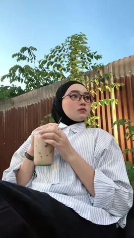 Coffe and chill🌻🫧✨, btw kerudung nya super satset dan adem BGT, kacamatanya 20k! lensa jernih, cek keranjang mumpung restock😳 #masukberanda #rekomendasi #hijab #kacamata #OOTD 