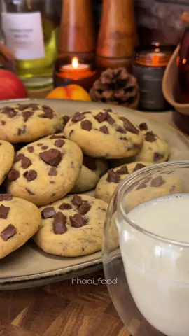 Рецепт печенья Cookies ⤵️ мой тг-канал 💌 hhadi_food Готовится так просто,а самое главное вкусно,снаружи хрустящие но мягкие внутри 🤌🏻 ▫️масло сливочное -82,5% -170гр  ▫️сахар тростниковый -160гр  ▫️яйцо -1шт  ▫️ванильный сахар- 1ч.л ▫️сода -0,5 ч.л ▫️соль-0,5ч.л ▫️разрыхлитель-0,5 ч.л ▫️мука -240гр  ▫️шоколад любой ( у меня был темный)-200 гр  Приготовление👩🏻‍🍳    🍪мягкое сливочное масло смешать с сахаром и добавить яйцо. 🍪добавляем ванилин,разрыхлитель,соду и соль,хорошо помешивая добавляем порционно муку  🍪затем нарезать мелко любой шоколад и добавить к тесту ( оставьте небольшое количество для посыпки сверху)  🍪скатать шарики весом 37 грамм и отправить в холодильник на 40-60 минут 🍪добавить сверху на шарики оставшийся шоколад  🍪разложить шарики на пергамент на расстоянии друг от друга, и выпекать в разогретой 180 °С духовке около 15-17 мин (по времени исходите от своей духовки)  🍪дать печенью полностью остыть, затем выкладывать на тарелку.  🍪🥛подавать можно с молоком, просто шикарное сочетание с шоколадным печеньем. сохрани чтобы не потерять!💌 готовьте с удовольствием❤️