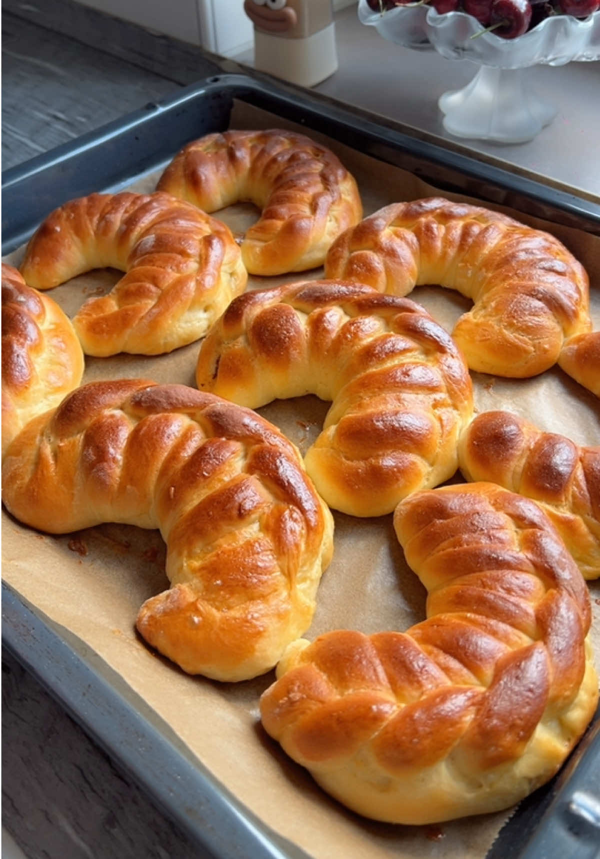 🥐 Süße Hefehörnchen mit Nutella Zutaten für den Teig: 	•	540 g Mehl 	•	1 Würfel frische Hefe (42 g) 	•	2 Eier 	•	250 ml Milch (lauwarm) 	•	80 g Butter (weich) 	•	120 g Zucker 	•	4 g Salz        •     Vanille           Füllung: 	•	Nutella (nach Belieben) Zubereitung: 	1.	Hefe vorbereiten: Die frische Hefe in der lauwarmen Milch mit 1 TL Zucker auflösen und 10 Minuten gehen lassen. 	2.	Teig herstellen: Mehl, Zucker, Salz, Eier, Butter und die Hefemilch in eine Schüssel geben und zu einem geschmeidigen Teig verkneten (ca. 8–10 Minuten). 	3.	Teig gehen lassen: Den Teig abgedeckt ca. 1 Stunde an einem warmen Ort ruhen lassen, bis er sich verdoppelt hat. 	4.	Formen: Den Teig in Stücke teilen, ausrollen und jeweils mit Nutella füllen. Zu Hörnchen aufrollen und auf ein Blech mit Backpapier legen. 	5.	Nochmals gehen lassen: Die geformten Hörnchen 20–30 Minuten abgedeckt gehen lassen und dann backen.  #fyp #Recipe #hefeteig #bakingrecipe #bakingtiktok 