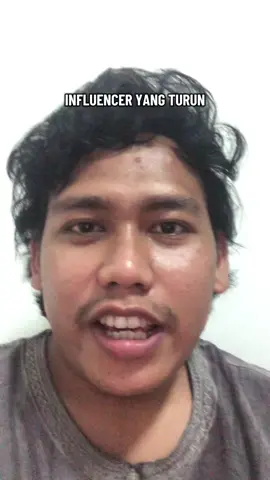 Banyak orang salah paham tentang tuntutan 17+8. Itu bukan sekadar tuntutan influencer. Justru para influencer seperti Bang @Ferry Irwandi sebenarnya sudah hidup nyaman: karier bagus, rumah mewah, finansial aman. Mereka tidak butuh perjuangan ini untuk kepentingan pribadi. Tapi apa yang mereka lakukan? Mereka memilih menukar kenyamanan dengan resiko dan kesusahan. Buktinya, Bang Ferry Irwandi kini bahkan dilaporkan oleh 4 jenderal TNI karena perjuangannya. Artinya, perjuangan ini bukan untuk mereka. Perjuangan ini untuk kita semua, masyarakat Indonesia kebanyakan, agar kelak kita juga bisa merasakan keadilan dan kesejahteraan yang semestinya. Jangan salah paham. Mereka bersuara bukan karena butuh, tapi karena peduli.  #fyp #foryou #foryoupage #viral #fypシ 
