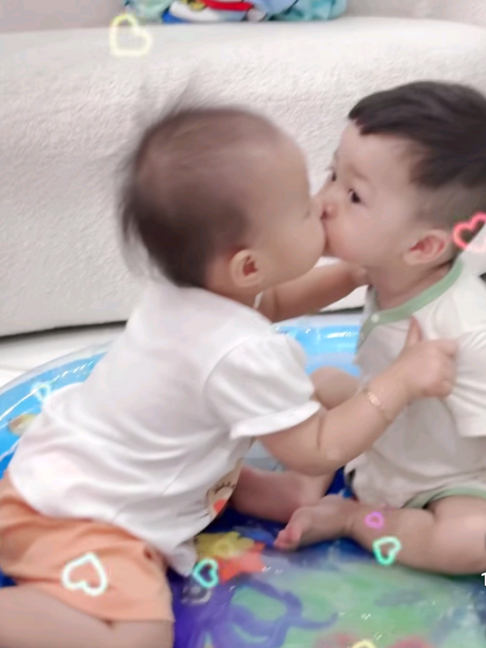 Chò oii uii qué💗🫶. Nụ hôn đầu hỏ 😭🫢@Đu Đủ Family @👶 EM BÉ ZINO 💙 @☘️Trà Đặng☘️ @Tường Vyy ( Vê Vê ) #dudufamily #ebe #zino #xhh #viralvideo 