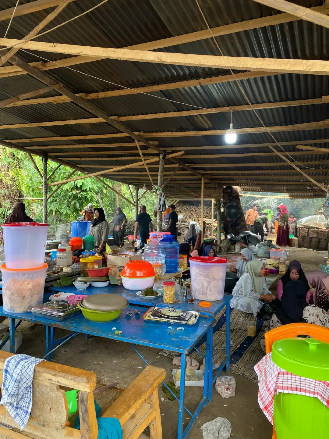 Rewang adalah tradisi gotong royong dalam masyarakat Jawa untuk membantu tetangga yang sedang mengadakan hajatan. Kata 