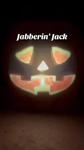 Este Jack-o’-lantern animado no es cualquier calabaza, ¡es el famoso Jabberin Jack! Con su cara parlante, música y chistes divertidos, ilumina y transforma cualquier espacio en un show de Halloween. Perfecto para sorprender a tus invitados y dar el toque más original a tu decoración. #halloweenlook #jackolantern #halloweendecor #spookyseason #pumpkinfun