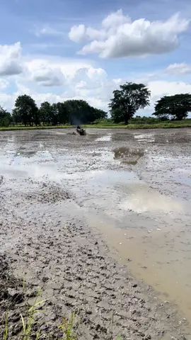 รถย่ำนาจริงน่ะจ่ะ#ช่างต๊ะบางระกํา💯💨 #ช่างวุณชาเวียร์ #ครัวแม่รำเพย #หนุ่มบรรพตพิสัย😎🦇 #ขึ้นฟีดเถอะ #รถไถเดินตามแต่งซิ่ง 