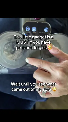 Lightweight, powerful & seriously a game-changer. This little gadget is a MUST if you have pets or allergies 😳 🛏️✨ The JPHYLL Mattress Vacuum is a must-have for a cleaner, healthier home. #HomeFinds #CleaningTok #freesample #cleaninggadgets #cleaninghacks 