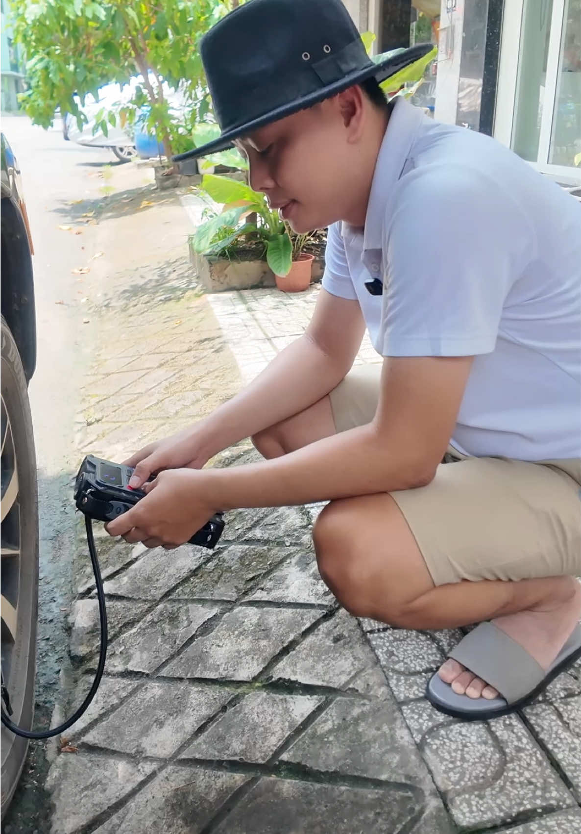 Ngoài kích bình em này còn bơm lốp siêu khoẻ Medicar V3