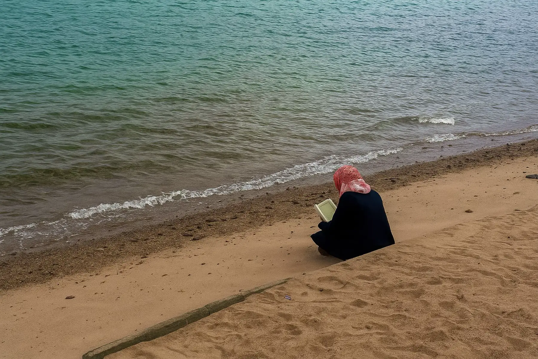الحياةُ ليست طريقًا مفروشًا بالورد. هي محطاتٌ من حبٍّ قد يُزهر، ومن خيانةٍ قد تكسر، ومن غدرٍ يترك في القلب ندوبًا لا تزول بسهولة. هي فقدانُ أحبةٍ كنّا نظن أنّهم معنا إلى الأبد، وسقوطُ أحلامٍ ظنناها يقينًا. لكن وسط هذا الركام، هناك دائمًا شعاع صغير يذكّرنا أن الألم مهما طال… لا يُقيم إلى الأبد. قد تبكي على خيانةٍ أوجعتك، أو على قلبٍ رحل بلا وداع، لكن تذكّر أنّ الله قال: ﴿وَعَسَى أَنْ تَكْرَهُوا شَيْئًا وَهُوَ خَيْرٌ لَكُمْ﴾ [البقرة: 216]. وما دام الأمر بيده، فلا ضياع، ولا خسارة حقيقية. المشاكل مهما اشتدت، والخذلان مهما طال، والفقدان مهما عمّق جراحك، فكلها دروسٌ تهيّئ قلبك ليقترب أكثر من خالقه. كل سقوطٍ ليس نهاية، بل بداية جديدة تصنع منك إنسانًا أقوى وأعمق. اقترب من الله في لحظة ضعفك، ستجد أنّ ما كسرك يُعيد بناءك بطريقة لم تتخيلها. اقرأ قوله تعالى: ﴿فَإِنَّ مَعَ الْعُسْرِ يُسْرًا * إِنَّ مَعَ الْعُسْرِ يُسْرًا﴾ [الشرح: 5-6]. ستدرك أن وراء كل شقاءٍ فرجًا، وأن خلف كل دمعةٍ ابتسامة تنتظر وقتها. الحياة ليست ضدك، بل تسير بك نحو ما قدّره الله لك. وما يقدّره الله دائمًا هو الخير، حتى وإن لم تفهمه الآن. فتمسّك باليقين، وامضِ بخطواتك، وثق أنّ الله لا يترك قلبًا لجأ إليه. لا تُطفئك الخيانة، ولا يكسرك الفقد، ولا تُنهكك الجراح. فكل ما مضى كان ليُريك أن أقرب طريق للراحة… هو طريقك إلى الله. #foryou #fyp #viral #فلسفة #اقتباسات 