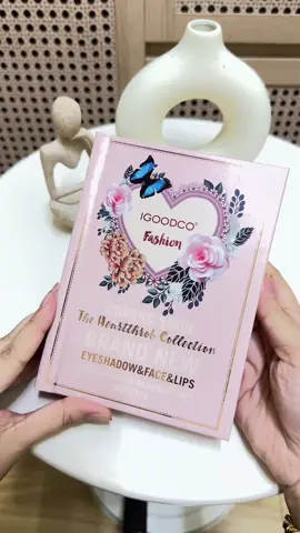 berbaloi betul tau beli makeup book ni dh complete set makeup all in one book😍✨💖 #fyp #bukumakeup #bukumakeupmurah #makeupbook #eyeshadowpalettes 