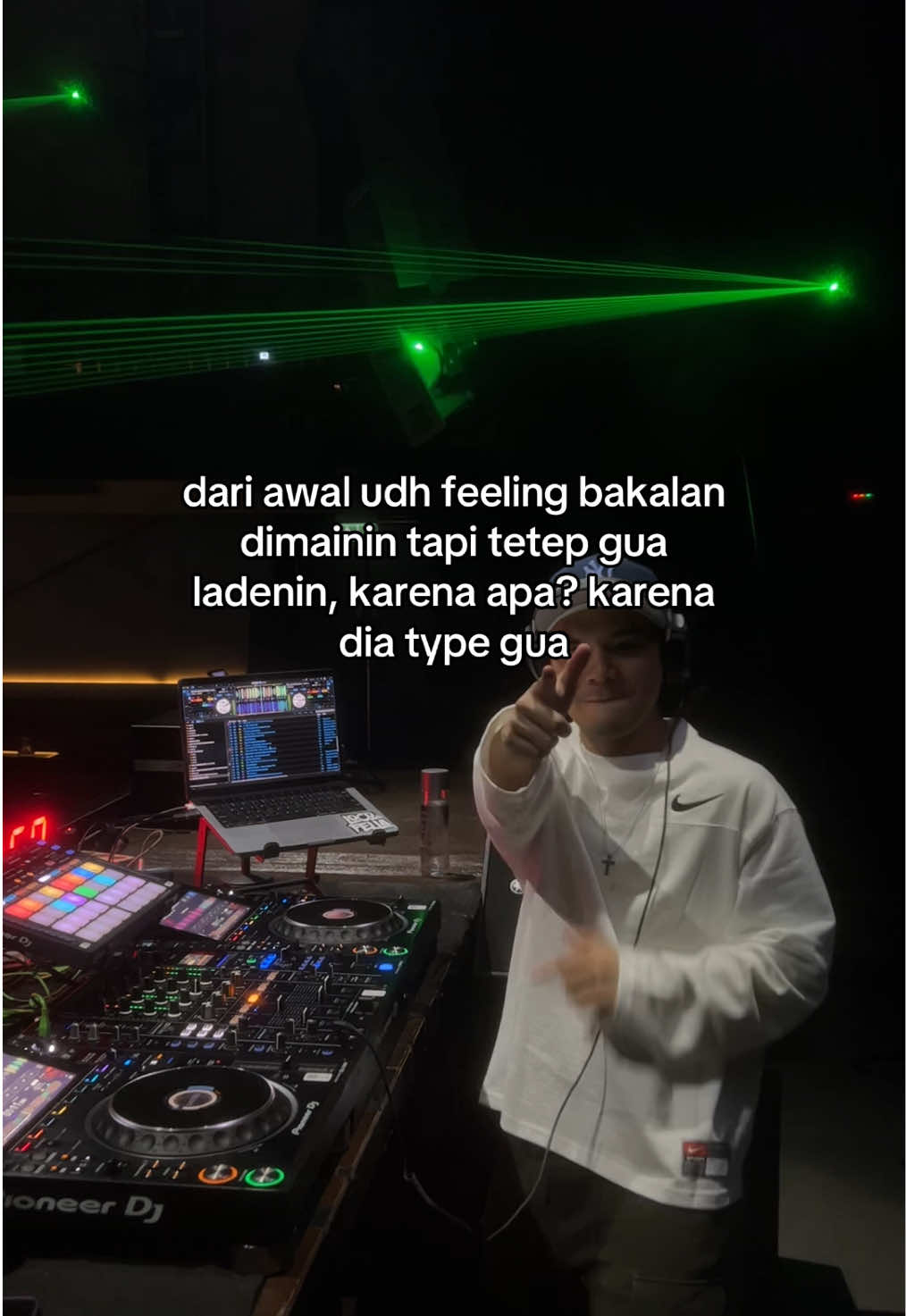 mana enak lagi mainnya🤤 #nightclub #party #holywings #jktplacetogo #partypeople 