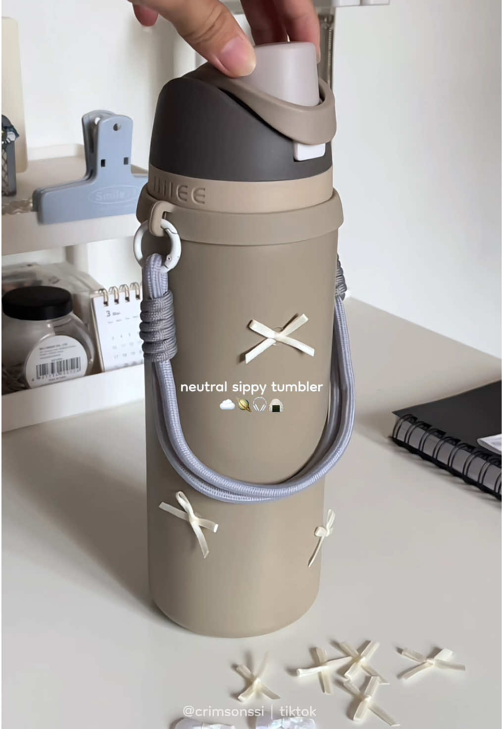 neutral sippy tumbler with mini ribbons ☁️🪐🎧🍙 #hileetumbler #sippytumbler #vacuumflask #insulatedtumbler #tumblerwithstraw 
