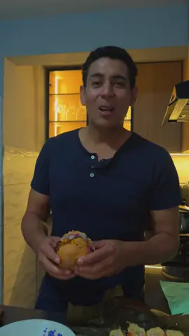 Final del Mundial de desayunos y desde Perú traemos al campeón 🥇🥖 Unidos por la mejor gastronomía… pan con chicharrón 🇵🇪🔥 @Ibai no hay rival para esto.   #ibai #ibaillanos #comidaperuana #chicharron #lima 