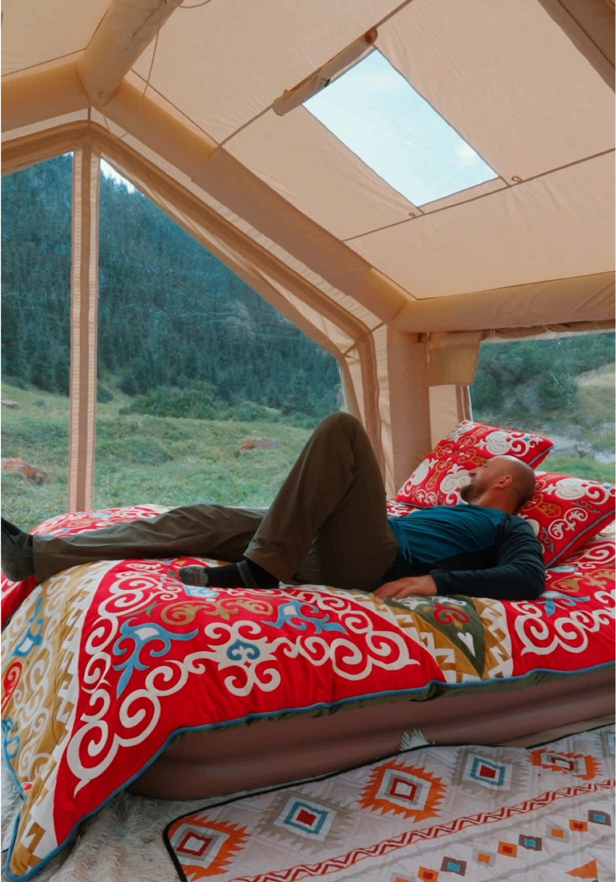 Тёплый надувной домик среди горных вершин абсолютный уют и свобода 🏔️😍