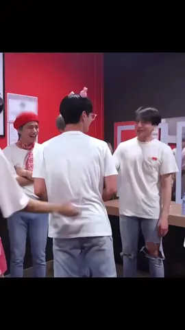 يعني من قوة الغيرة ماقدر يتحمل يخبي قام يقارن بينه وبين بوقوم وملامحه بثواني تغيرت  #taehyung #jungkook #taekook #vkook #vk 