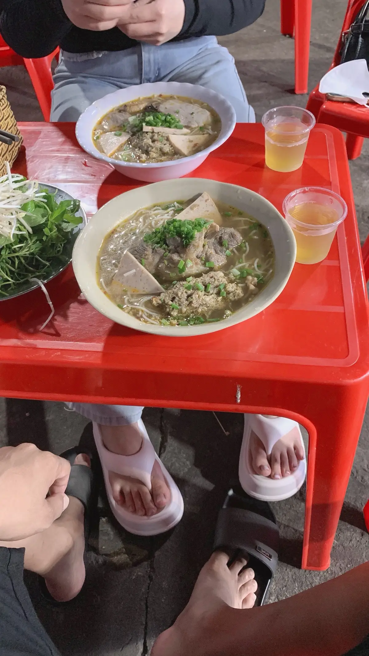 Tìm đâu ra người chịu ăn hữu tiếu lề đường vs mình😟 Đôi lúc món ăn ngon nhất không phải vì nó đắt, mà ngon vì người ngồi bên cạnh…! #tinhyeu #hanhphuc 