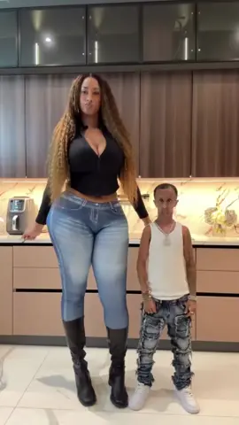 #duet with @Sixsevenlatina #tallgirl 