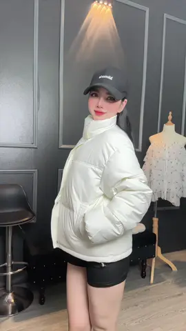 Áo phao gì chưa người đẹp. Ta nói áo dày ấm mà mặc lên nhẹ tênh lun ạ. 