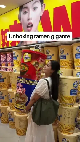 Unboxing del ramen gigante. Hoy he vuelto al supermercado de cosas XXL y tengo bastante fe en estos fideos instantáneos #supermercado #gigante #xxl #snacks #comida 