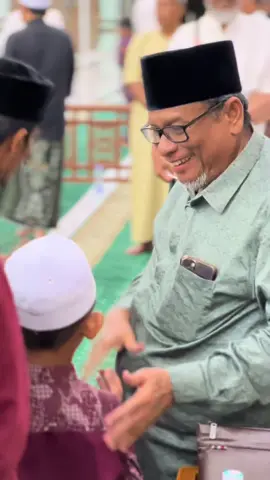 “Di wajah mereka tersimpan keteduhan, di tutur kata mereka tersimpan petunjuk.” #ulama #fypシ゚viral #senyum#ayah #aceh 