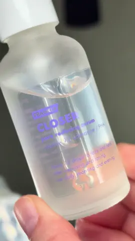 @FRANKLY GLOBAL Closer Serum💜 Benefits ✅Instant pore-tightening effect Visibly tightens enlarged pores for a smoother complexion ✅Lightweight & non-sticky Absorbs quickly with no greasy residue-perfect for daily use ✅Deep hydration boost Delivers an immediate surge of moisture for plump, retresned skin ✅Powered by 9 types of peptides Supports skin elasticity and refines skin texture ✍️My review: this serum not only made my skin plumped and hydrated but it made my skin poreless and looking healthy! It’s perfect for my sensitive skin😍 #franklyskincare#franklycloserserum #franklyserum #closerserum #pores        