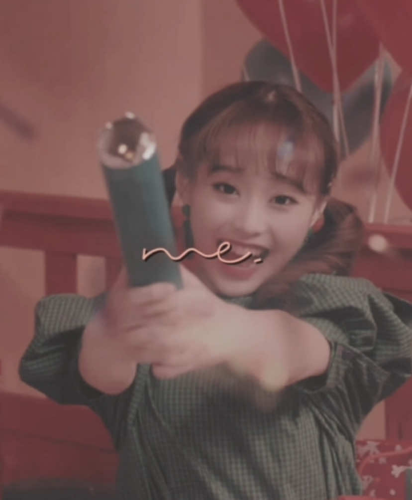 chuu lowkey a creep in heart attack but it's for yves so i get it 🥹 . #felixofthemonth #yves #chuu #chuuves #loona   