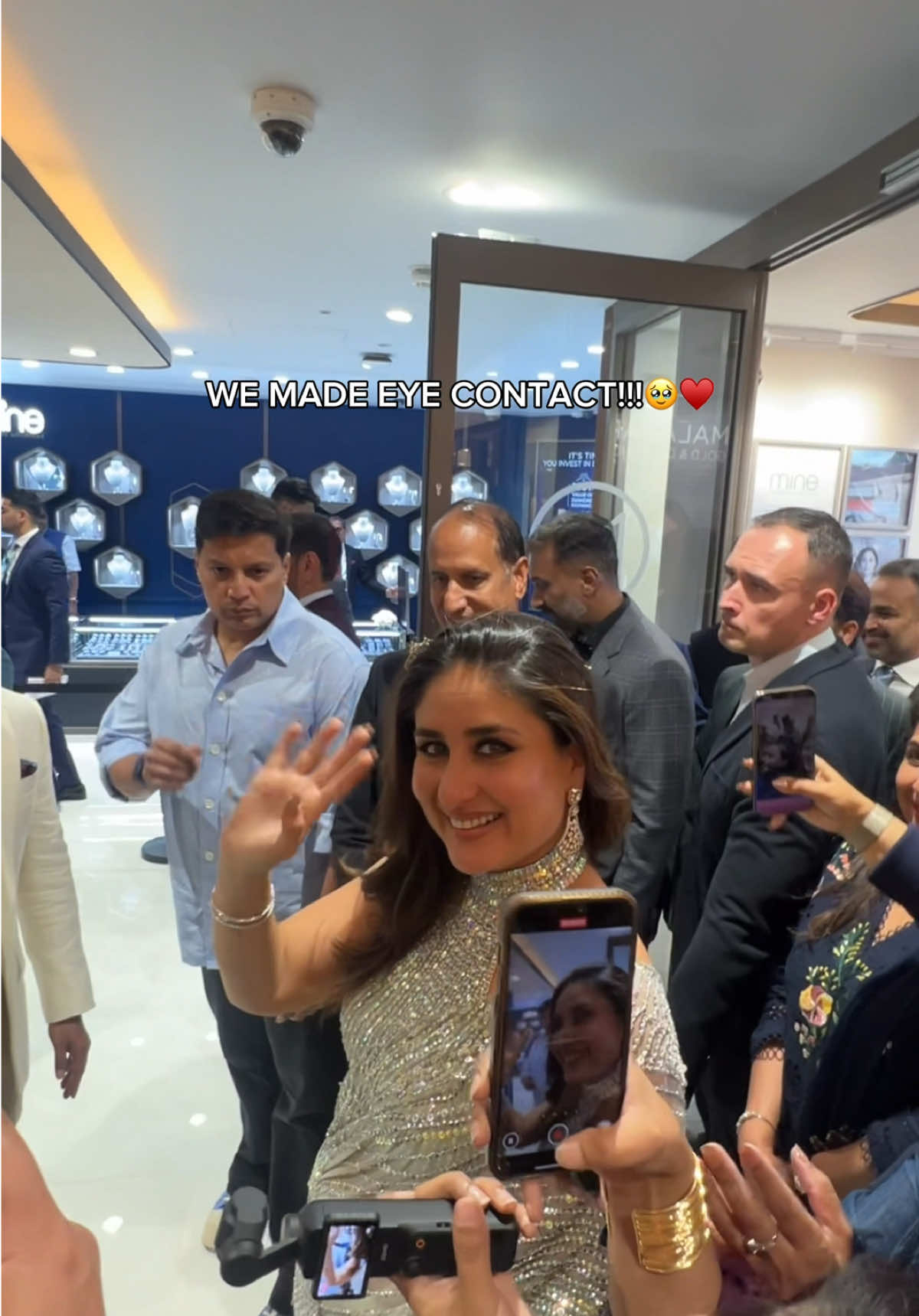 CAN’T BELIEVE I MET HER!!🥹😭🩷 #kareenakapoor #bollywoodsong #birmingham 