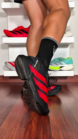 🔴⚫️ ADIDAS ADIZERO ADIOS PRO 4 🚀 Mercedes-AMG ⠀⠀⠀⠀⠀⠀⠀⠀⠀ 💥 La Adidas Adizero Adios Pro 4 es la última iteración de la línea insignia de zapatillas de maratón de la marca, diseñada para competir en las carreras más exigentes. ⠀⠀⠀⠀⠀⠀⠀⠀⠀ 📊 Con una altura de 39 mm en el talón y 33 mm en el antepié (6 mm de drop), mantiene las dimensiones de la versión anterior, pero introduce mejoras clave. Entre ellas, destacan una espuma Lightstrike Pro más suave y dinámica, un rocker más largo para transiciones graduales, un nuevo sistema de soporte en el upper y la tecnología de suela LightTraxion. Con un peso de 210 g en talla 44 masculina, resulta 15 gramos más ligera que la versión anterior. ⠀⠀⠀⠀⠀⠀⠀⠀⠀ ⚠️ El rocker comienza al 60 % de la longitud de la zapatilla, ofreciendo una transición más fluida y menos abrupta que en modelos anteriores. Además, la inclusión de una cavidad profunda en el talón, que divide la espuma en dos, suaviza los aterrizajes. ⠀⠀⠀⠀⠀⠀⠀⠀⠀ 👟 El UPPER ha sido completamente rediseñado con un tejido Lightlock más ligero, elástico y cómodo, que sustituye al material más rígido y plástico de la Pro 3. ⠀⠀⠀⠀⠀⠀⠀⠀⠀ ✅ La Adios Pro 4 introduce la tecnología LightTraxion en su suela, con un patrón de goma texturizada que mejora el agarre, especialmente en superficies mojadas. ⠀⠀⠀⠀⠀⠀⠀⠀⠀ 🚀  La Adios Pro 4 representa un paso hacia una zapatilla más amigable y cómoda para corredores de todos los niveles, especialmente aquellos del pelotón medio que buscan facilidad en las transiciones y una pisada menos exigente. Sus mejoras en el upper y el rocker la convierten en una opción ideal para maratones y carreras largas. ⠀⠀⠀⠀⠀⠀⠀⠀⠀ 📲 Tiene un precio de 250 euros y las puedes adquirir en top4running.es. Si aplicas el cupón ROJO tendrás un descuento. ⠀⠀⠀⠀⠀⠀⠀⠀⠀ ⠀⠀⠀⠀⠀⠀⠀⠀⠀ ⠀⠀⠀⠀⠀⠀⠀⠀⠀ #Running #runners #maraton #adidasrunning #runningshoes @Top4Running @adidas 