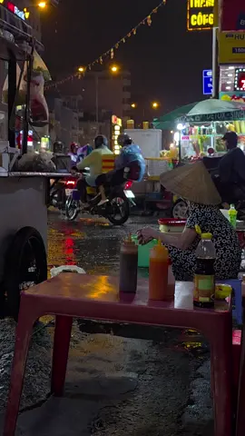 Ngồi lề đường ăn vội bát hủ tiếu , bất chợt một cơn mưa ào đến , lủi thủi ăn một mình nhìn trời mưa đổ thấy đau buốt thêm trong lòng 😌😌😌