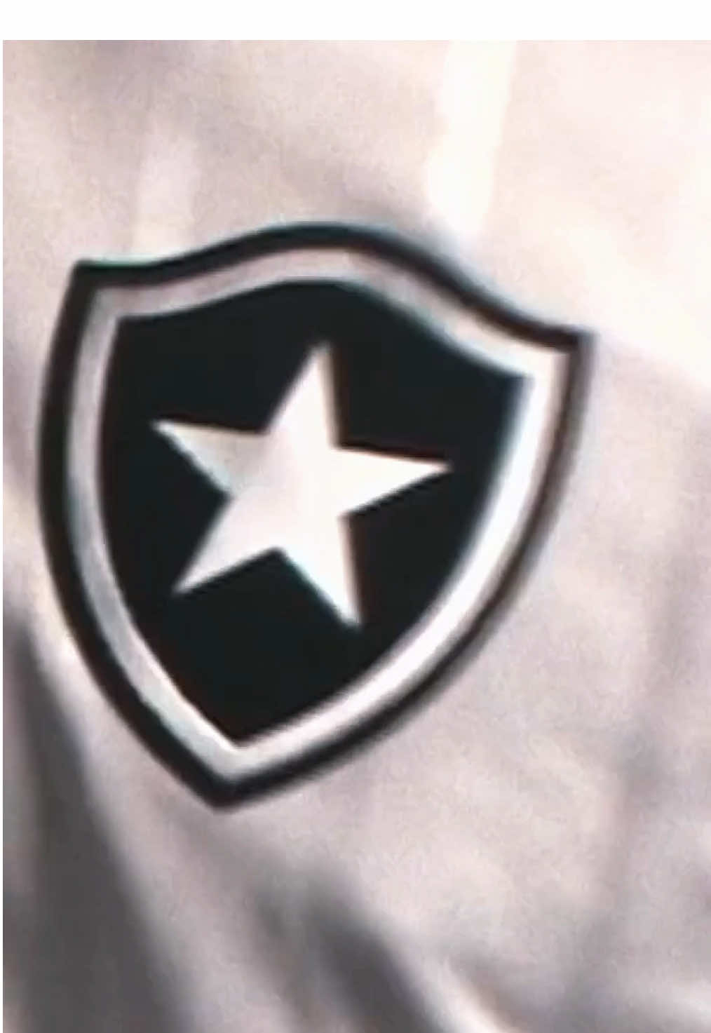 ⚫⚪ O Fogão lançou o novo terceiro uniforme e tá simplesmente lindo! 👕 Moderno, estiloso e com aquele peso que representa a tradição alvinegra. 🔥 É manto pra desfilar no Nilton Santos, no rolê e até na resenha com os amigos. ⚡ O Botafogo vive fase de destaque, e esse uniforme chega pra coroar o momento. 💬 Corneteiro, já imaginou vestir essa belezinha no próximo jogo? 🛒 Disponível agora em: cornetasports.com.br #CornetaSports #Botafogo #Fogão #CamisaBotafogo #FutebolBrasileiro   
