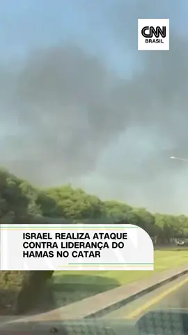 CATAR DESCREVEU O ATAQUE COMO “COVARDE” Israel realizou um ataque contra a liderança do grupo palestino Hamas em Doha, capital do Catar, nesta terça-feira (9). A informação foi confirmada por uma fonte israelense à CNN, após uma explosão ser ouvida na capital do Catar. A fonte não informou quem foi o alvo, mas os líderes do grupo usam a cidade como quartel-general fora de Gaza há anos. Logo após a explosão, as IDF (Forças de Defesa de Israel) emitiram um comunicado na rede social X, informando que haviam atingido “a alta liderança” do Hamas com “um ataque preciso” em uma operação conjunta com a agência de segurança Shin Bet. O comunicado não especificou onde a operação foi realizada, mas sugeriu que foi fora de Gaza. “Durante anos, esses integrantes da liderança do Hamas lideraram as operações da organização terrorista, são diretamente responsáveis pelo brutal massacre de 7 de outubro e têm orquestrado e gerenciado a guerra contra o Estado de Israel”, diz o comunicado. O Catar descreveu o ataque como “covarde” e disse que uma investigação do mais alto nível está em andamento. #CNNPolítica #CNNBrasil #Israel #Doha #Catar #Hamas 📹 Reuters