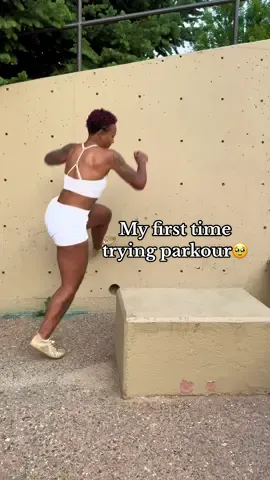 Yallll! I learned some parkour yesterday! and look how happy I was lol! 🥹🤩🙌🏽 My friend was such a good teacher & made it easy for me to learn! It was soooo fun 🥹 I’ll definitely be running this back again very soon!!  . . #parkour #parkourworld #newbie #firsttime #hybridathlete 