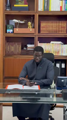 À quelques heures du match opposant le Sénégal à la République démocratique du Congo comptant, pour les éliminatoires de la prochaine Coupe du monde, le Chef de l’Etat a eu un entretien téléphonique avec le staff des lions et le capitaine Kalidou Koulibaly.  Le Président de la République Bassirou Diomaye Faye leur a transmis les prières et les encouragements du peuple. Go gaïndés 🦁 🇸🇳 #pourtoi #fyp 