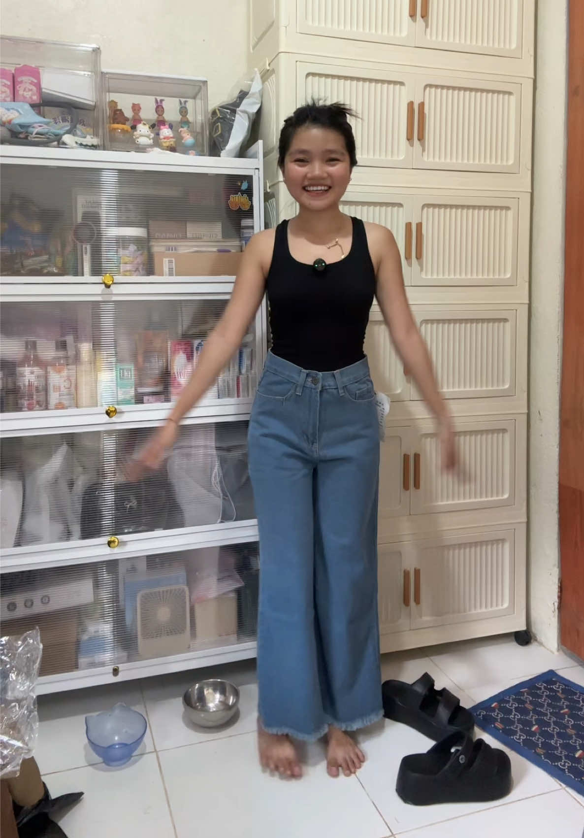 Tuwang tuwa sa pants HAHAHAHAHA sakto lang sa 4’10 miii, legit siya 😭😭😭