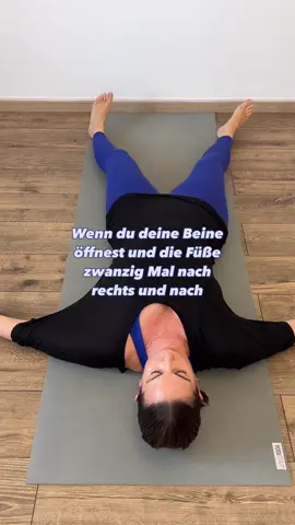 Mach jede dieser Übungen 20 Mal (eventuell pro Seite) – jederzeit, um Spannung im unteren Rücken zu lösen, oder direkt vor dem Schlafengehen, um entspannt einzuschlafen 🤍 👉  Beine öffnen und hin und her schaukeln– lockert den unteren Rücken 👉 Fersen-Schwingen – löst tiefe Rückenspannungen 👉 Beine übereinanderschlagen und von rechts nach links bewegen – dehnt und lockert den unteren Rücken 👉 Side-to-Side – mobilisiert die Hüften und kann Schmerzen im unteren Rücken und der Hüfte lösen. Wie sind die Übungen für dich? Lass es mich mal in den Kommentaren wissen. 🫶🏻 Alles Liebe Deine Nadine 🙏🏼🔥 ☝️Bitte denke daran, dass nicht jede Übung für alle gut ist. Grundsätzlich sind meine Übungen für sportgesunde Menschen. Schmerzen können unterschiedliche Ursachen haben. Im Zweifel ist es immer gut, vorher mit einem Arzt zu sprechen. Meine Übungen ersetzen keinen Besuch bei einem Arzt oder eine Therapie.