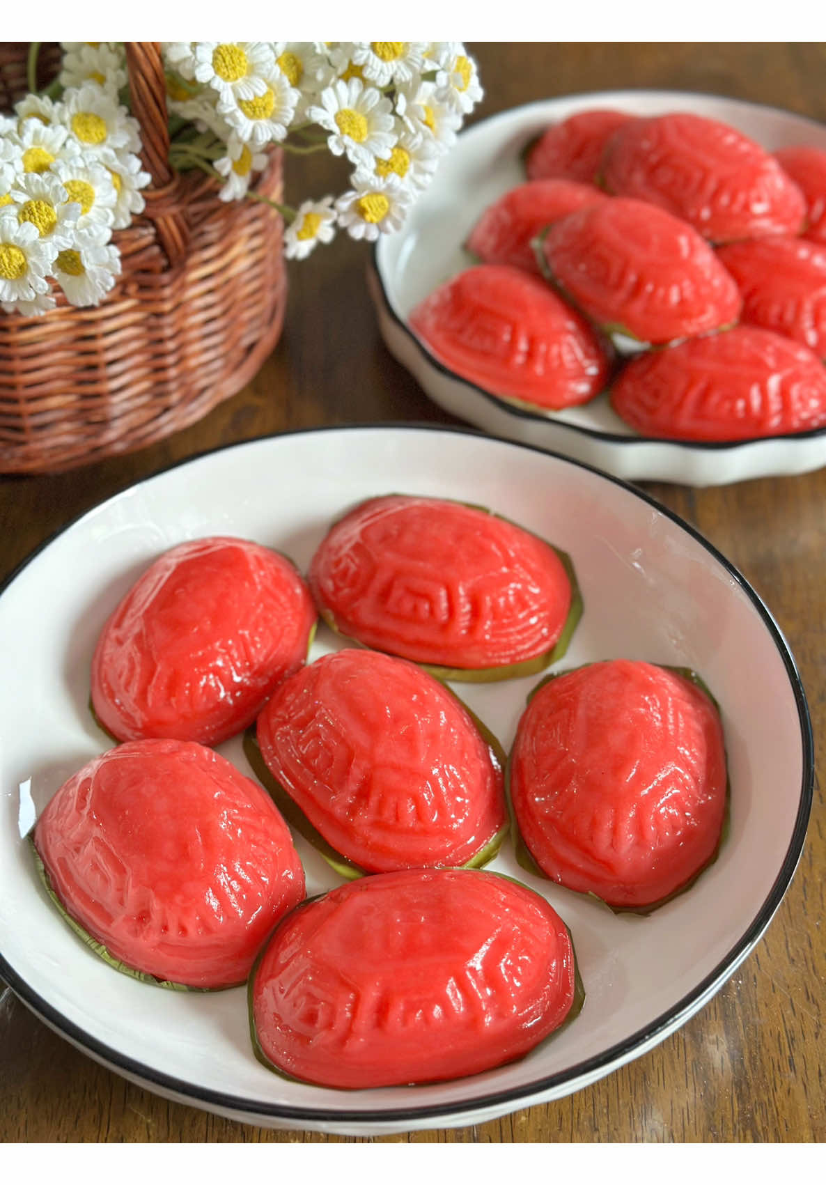 KUE TOK / ANGKU KUE . Resep : Ce Liliana.wijaya68 . Bahan kulit : 250 gr tepung ketan 150 - 180 gr kentang halus ( kentang dikukus lalu haluskan ) Cairan kurang lebih 200 ml ( santan kental 100 ml + air 100 ml ) Jgn langsung dituang semua , liat adonannya 25 gr gula pasir 1/2 sdt garam 1 sdm olive oil / minyak sayur Sejumput vanilli bubuk . Cara membuat : Panaskan santan sampai mendidih , masukkan gula dan garam . Aduk rata . Sisihkan hingga hangat . Campur semua bahan , beri pewarna secukupnya , uleni sampai halus kalis bisa dipulung mulus . Taburi cetakan dgn tepung ketan ambil sedikit adonan ( saya 30 gr ) beri isian 20 gr . Bulatkan , cetak di cetakan sambil ditekan2 . Letakkan di daun pisang . Lakukan sampai adonan habis . Kukus dgn api sedang selama +/- 10 menit . Buka tutupnya sekali2 supaya kue tidak beleber. Setelah matang olesi dengan olive oil / minyak sayur supaya tidak kering dan tetap lembut . Kalau sdh dingin segera bungkus kue dgn plastik satuan atau simpan di wadah tertutup. . Resep isian kacang hijau : Bahan : 200 gr kacang hijau kupas , rendam 1-2 jam beri potongan pandan kukus sampai matang  200 ml santan encer 120 gr gula pasir 1/2 sdt garam Vanilli bubuk 2 lbr daun pandan . Cara membuat : Blender kacang hijau yg sdh dikukus dengan santan , lalu masak dgn api kecil . Masukkan semua bahan , masak sampai kalis dan bisa dipulung . #kuetok #angkukueh #kueku #kuetradisional