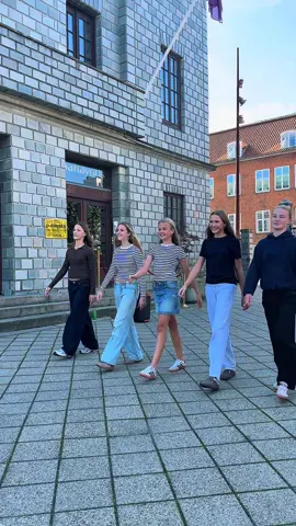 ✨ Vi tæller ned til Danmarks største konfirmationsevent – og vi kan næsten ikke vente! ✨ D. 11. oktober bliver en dag i konfirmationens tegn, fyldt med inspiration, mode, glade smil og uforglemmelige øjeblikke. Vi glæder os helt vildt til at vise jer alt det, vi har arbejdet på bag kulisserne. Her får I et lille behind the scenes-glimt af vores seje modeller, som hver søndag træner op til showet. De giver den fuld gas, og vi er SÅ stolte af, hvor skarpe de bliver – I kan godt glæde jer! 💃🔥 Nedtællingen er i gang – hvem glæder sig lige så meget som os? 🥳💫