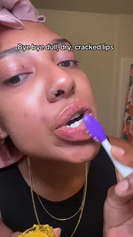 Not only does your skin need a good exfoliation but those lips too! #tumericscrub #darklips #lipcare #tumeric #skincare 