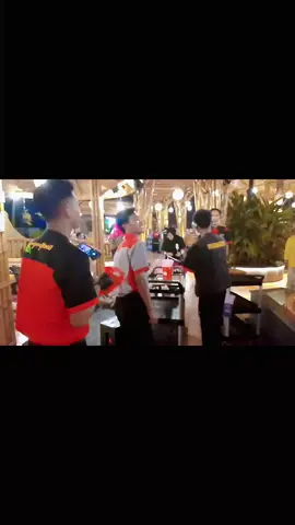 Seru2an di Milad nya kakak ipar @onenkk75  🎉🎉🎉 @kampungkecil_official  Tempat Bersih, pelayanan ramah, cepat, makanan nya enak, kopi hitam nya mantap dan kru2 nya kreatif Alhamdulillah 