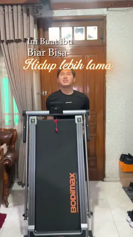 Dari dulu maju mundur beli treadmill karena kata ibu ga ada tempat mau taro di mana, taunya ada yang model lipet gini Kasian tau orang tua kita tuh sebenernya pengen sehat dengan olahraga tapi kadang bingung harus gimana. Kalau workout ke gym katanya malu, jalan santai keluar rumah seringnya pulang malah jajan, belum lagi polusi dan terik matahari Ibu paham kok kalau gemuk itu ga sehat, tapi selama ini bingung mau olahraga apa. Makanya setelah kupikir emang harus ada treadmill di rumah untuk keluarga. Apalagi ibu ada penyakit jantung, kalau diterusin pola hidup mager tanpa olahraga aku khawatir dengan kesehatannya Semoga dengan langkah sederhana ini ibu bisa terus sehat dan hidup lebih lama, aamiin #farhanbedahbarang Yang mau samaan bisa cek liing baiio nomor 11, berhubung lagi promo gede 