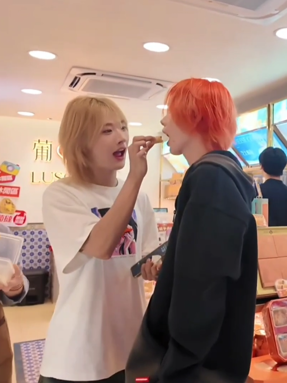 Next1de mama Hu Yetao being the happiest when he feeds his babies 🫂❤️#huyetao #next1de #fyp #idol #cpop