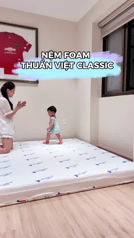 Giờ ban ngày Hugo ngủ ở phòng riêng 2 nap, mỗi nap trung bình 2 tiếng luôn 🤣. Bố mẹ nằm ké nệm liên tục 😆  #nemfoamclassic #nemthuanviet 