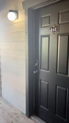 🏡✨ Ready to Move In – Unit 16U ✨🏡 📍 692 sq. ft. | 1 Bed • 1 Bath | 3rd Floor 🔥 Fireplace + vaulted ceilings = major cozy vibes 🎾 Closest to the tennis court with a stunning bird’s-eye view of the south end of the property 🌿 Move-in TODAY — don’t miss this gem! 💙 #NowLeasingTulsa #CrownWoodsLiving #ApartmentGoals #TulsaApartments #ReadyToMoveIn