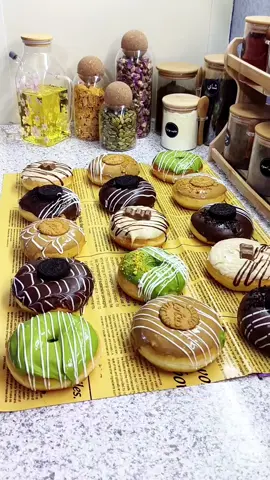 حرفيا تجنن مثل دونات الاجانب 🤭 وأحلى بعد  عندي قطاعات دونات بس هذي الطريقة اضبط  شوفولي خط الأبيض حول الدونات يدل ع شغل مضبوط  بلا امر عليكم شاركوا الريلز حبايب قلبي المقادير  كوب ماي و ملعقتين أكل خميره وملعقتين أكل سكر اخمرهم عشر دقائق أكثر حسب وقت ارتفاع الخميره  العجينة  كوب ماء وثلاثة ملاعق أكل حليب باودر  ظرف فانيلا ونص كوب سكر  بيضتين  و ملعقتين زبد بدرجه حراره الغرفه وكيلو طحين ما يعادل سته كوب طحين  اخلط البيض والماء والحليب والسكر والفانيلا ونص كميه الطحين وأضيف بقيه الطحين والماء التخمير ع الجهه إلي سويته والبيكم باودر واعجن طبعا احتاجت العجينه ربع كوب طحين ضفته وآخر شي ملعقتين زبد اعجنها لحد ما يختفي الزبد اخمرها ساعه وابدي اقطعها إلى كور صغيره ٢٤ كوره واخمرها نص ساعه واقليها  بالنسبه الدونات المحشيه فقط ثقبتها حشيتها نيوتيلا  الصوصات جاهزه  فقط صوص الكاكاو  ٢٥٠ غم كاكاو بلوك مع علبة قشطة صغيره انا استخدمت نص علبة قشطة لأن هذي حجم كبير ع المايكرو لحد ما اتذوب واحرك بيها يجنن هذا الصوص  #البصره❤️ #العراق #وصفات   # دونات # إكسبلورر