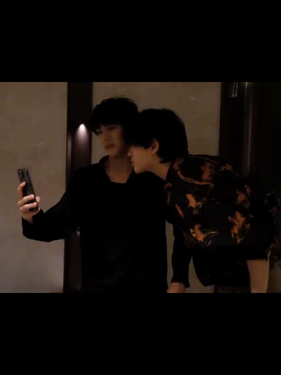 case close 🤣 it's Zhanxuan’s phone that liu used to play around 👀 #ZhanXuan #LiuXuanCheng ##xuanxuan #zhancheng #fyp 