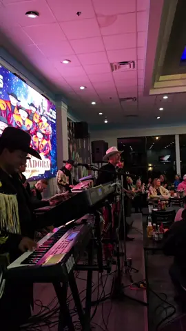 asi suena el corrido Dos zacatecanos con el Mero conpositor 