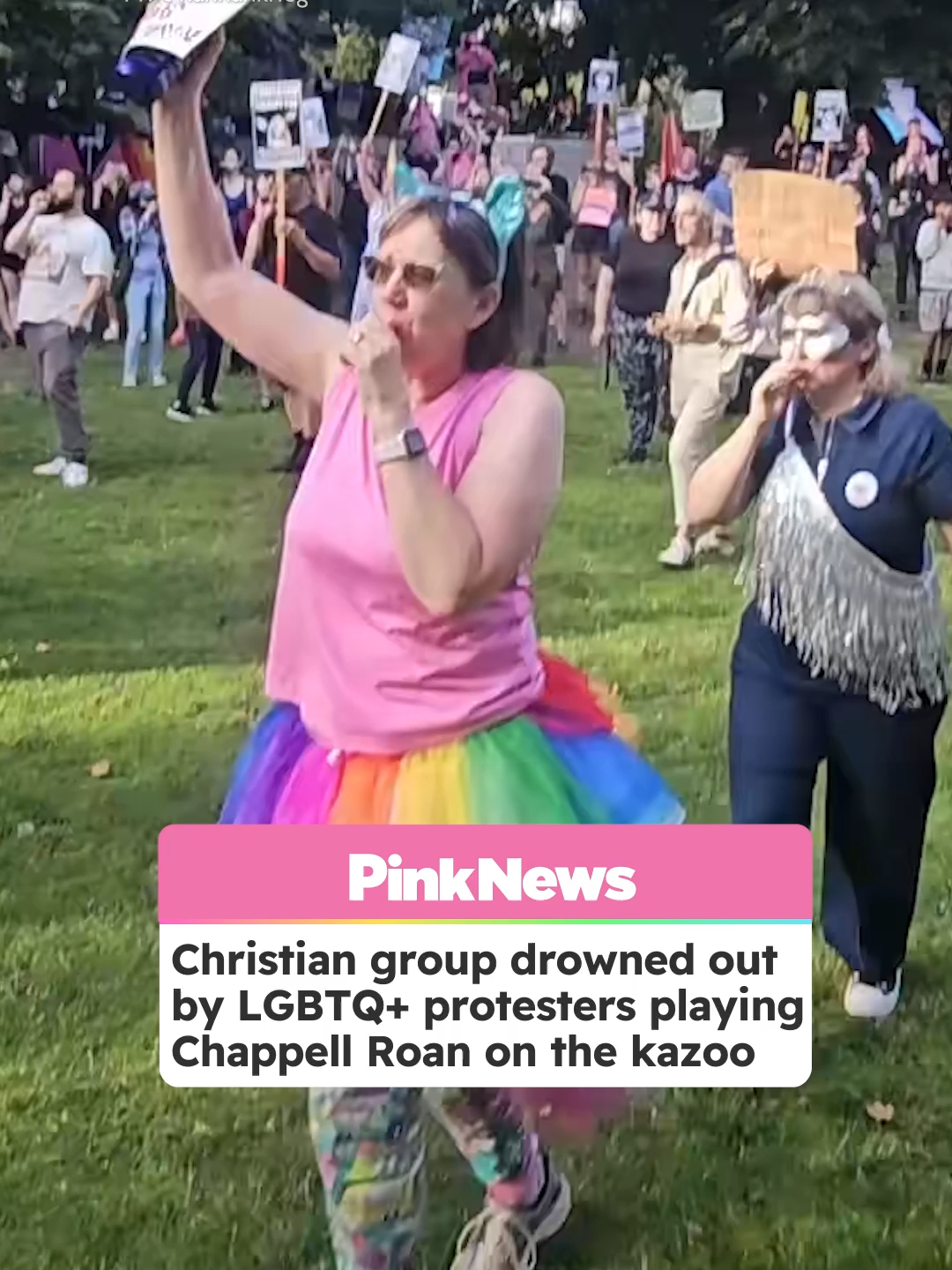 A religious rally led by an anti-LGBTQ+ Christian activist in Seattle has been drowned out by a group of protestors playing Chappell Roan’s “Pink Pony Club” on the kazoo. Roughly 200 pro-LGBTQ+ protestors arrived at Gas Works Park in Seattle on Saturday, 30 August, armed with hundreds of the buzzy oral instruments in their hands and the tune of Roan’s number one hit in their heads. Earlier in the day, Christian activist group Let Us Worship had set up in the park, readying to host an evangelical Christian rally concert dubbed ‘Revive in 25’. The event was being led by Let Us Worship founder and Christian singer Sean Feucht, who has been noted for his anti-LGBTQ+ remarks and his support for Donald Trump. He previously referred to the LGBTQ+ community as a “mafia” and a “cult bent on perverting and destroying the innocence” of children. Click the link to read the full story. 📹 : @hannahkrieg  #chappellroan #protest #kazoo #lgbtqrights #christianity