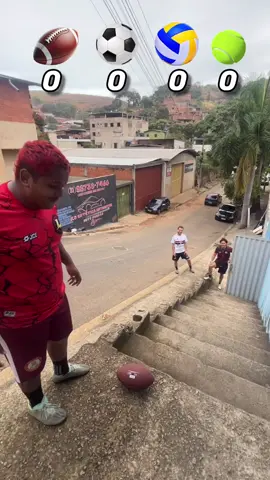 Qual bola é a mais difícil? 😳 #fyp #viral #futebol 