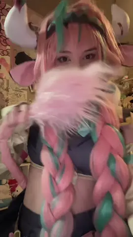 her wig keeps falling backwards ahh #varesa #GenshinImpact #cosplay #egirl 