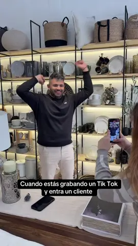 Cuando estás grabando un Tik Tok y entra un cliente 🤣🤣 #humor #foryou #baile #InnovoDeco  #contenido 