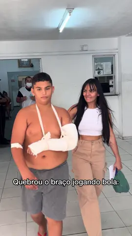 Quebrou o braço jogando bola 😂 #hospital #bola #humor